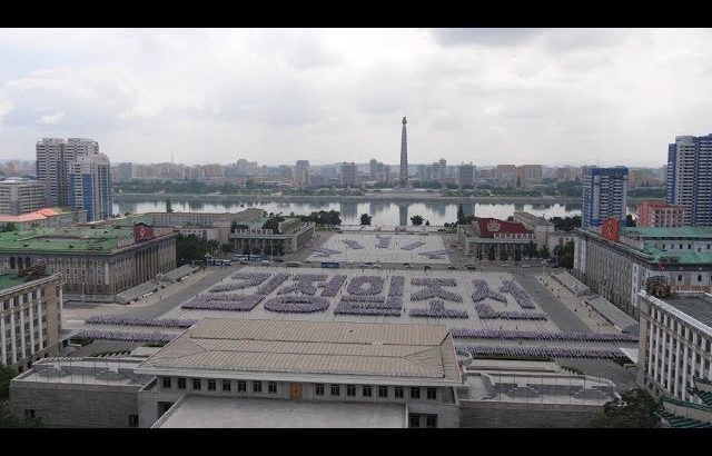 朝鲜世界11集: 在平壤的人民大学习堂, 看到广场一万多人排练节目, 运气真好 ／ 旅行纪录片我去看世界